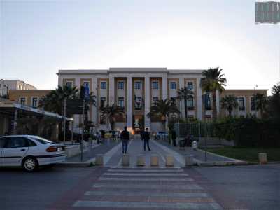 Sulla piazza sorge il Policlinico, il pi� grande ospedale di Bari, la cui edificazione inizi� nel lontano 1936